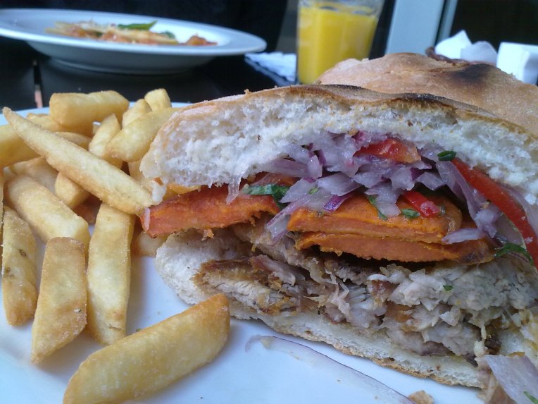 Camote y salsa criolla